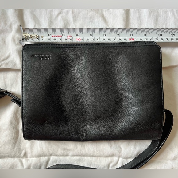 Derek Alexander Bristol medium crossbody in black leather - Picture 4 of 13